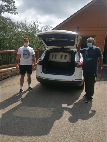 Sretan vlasnik prima psa — transport pasa Bosna Amerika