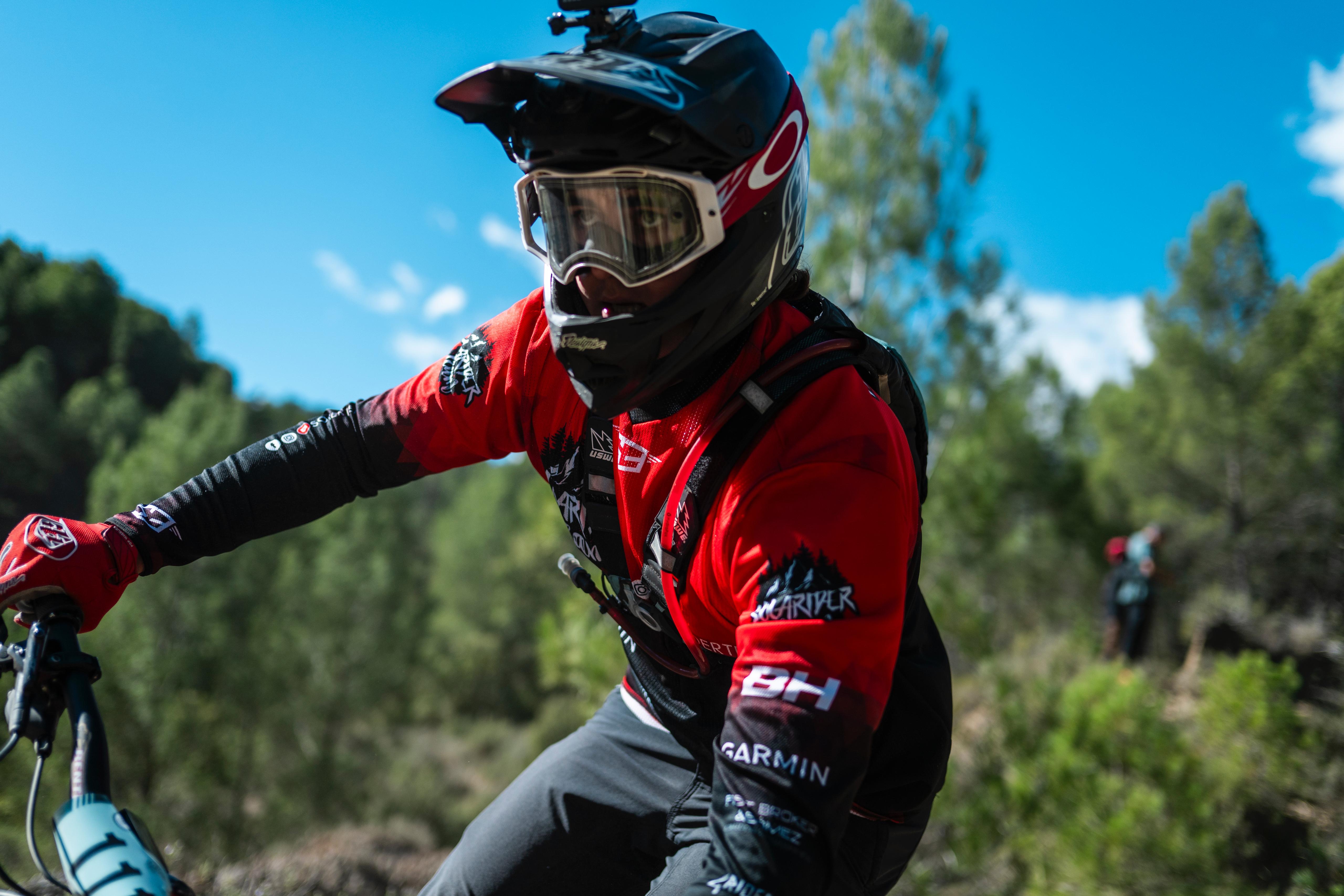 Rider de Solarider rodando por la montaña