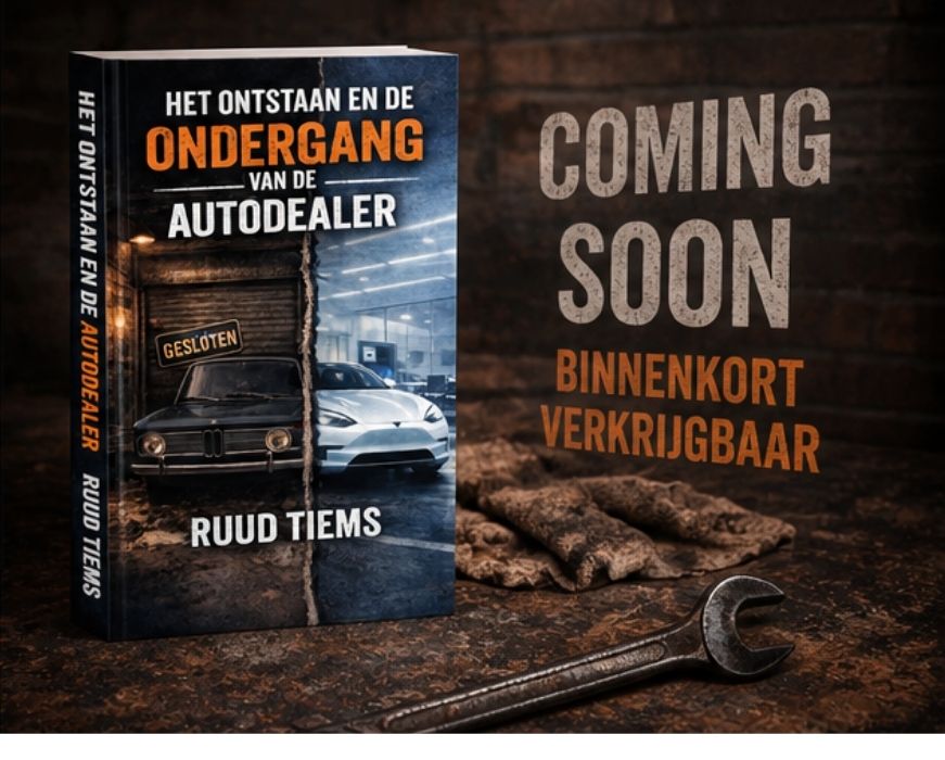 Boekomslag van het autodealer boek met de tekst Binnenkort Verkrijgbaar en een steeksleutel op de achtergrond.
