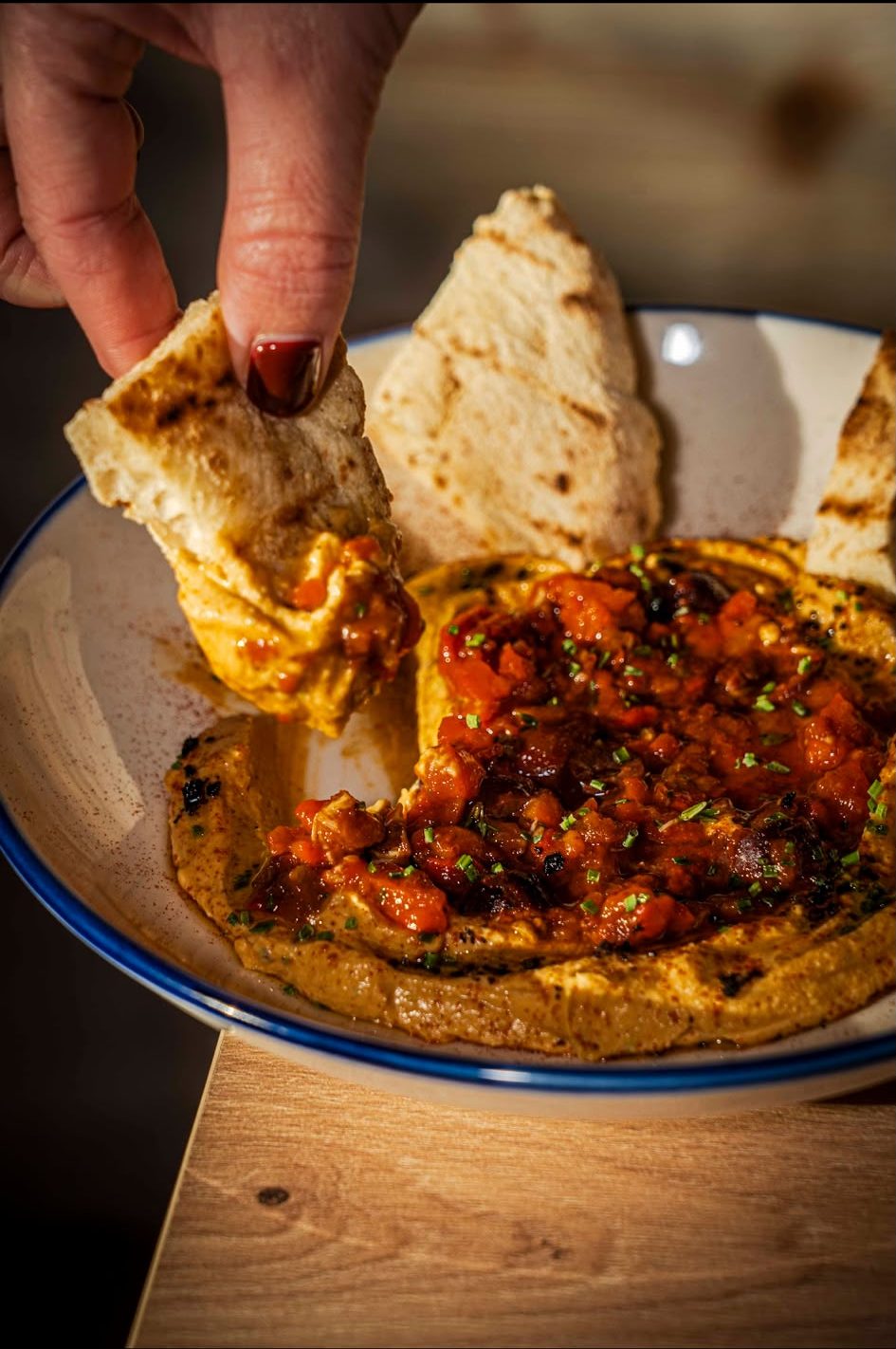 Hummus de la casa con pan a la brasa