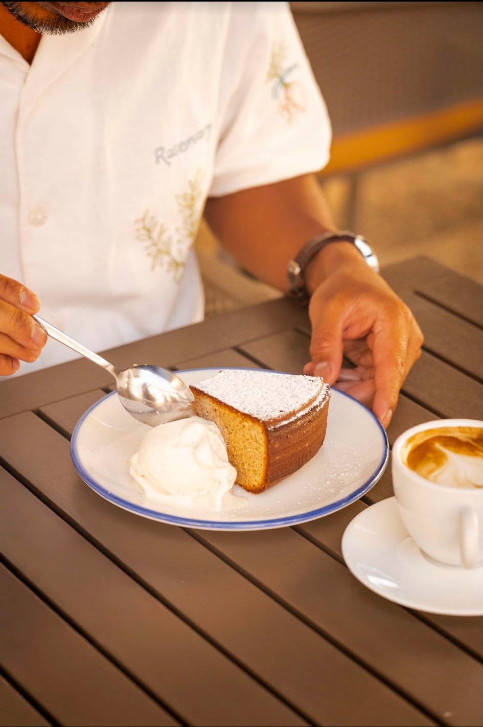 Postre y café en la terraza