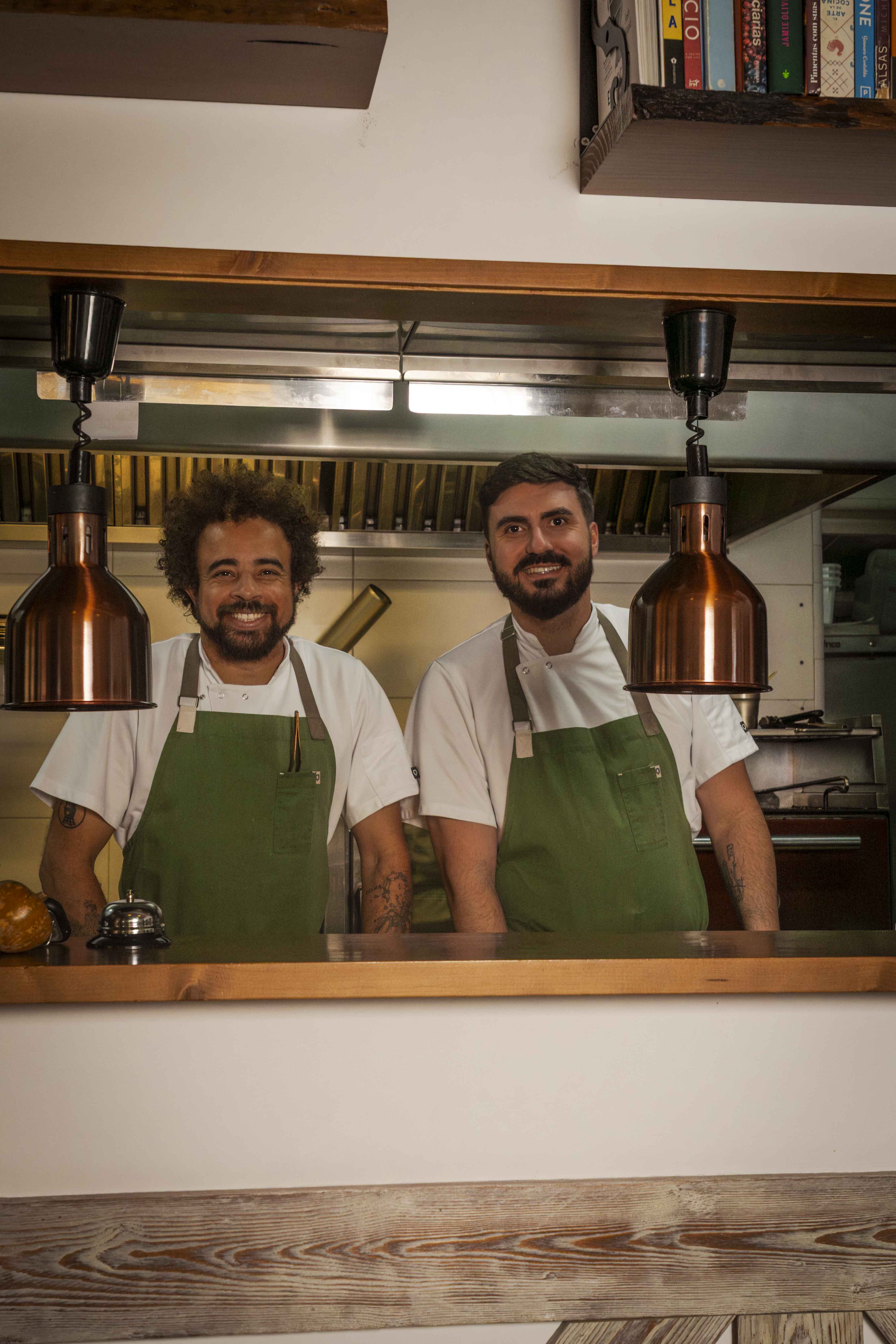 La cocina abierta de ES REFUGI en pleno servicio