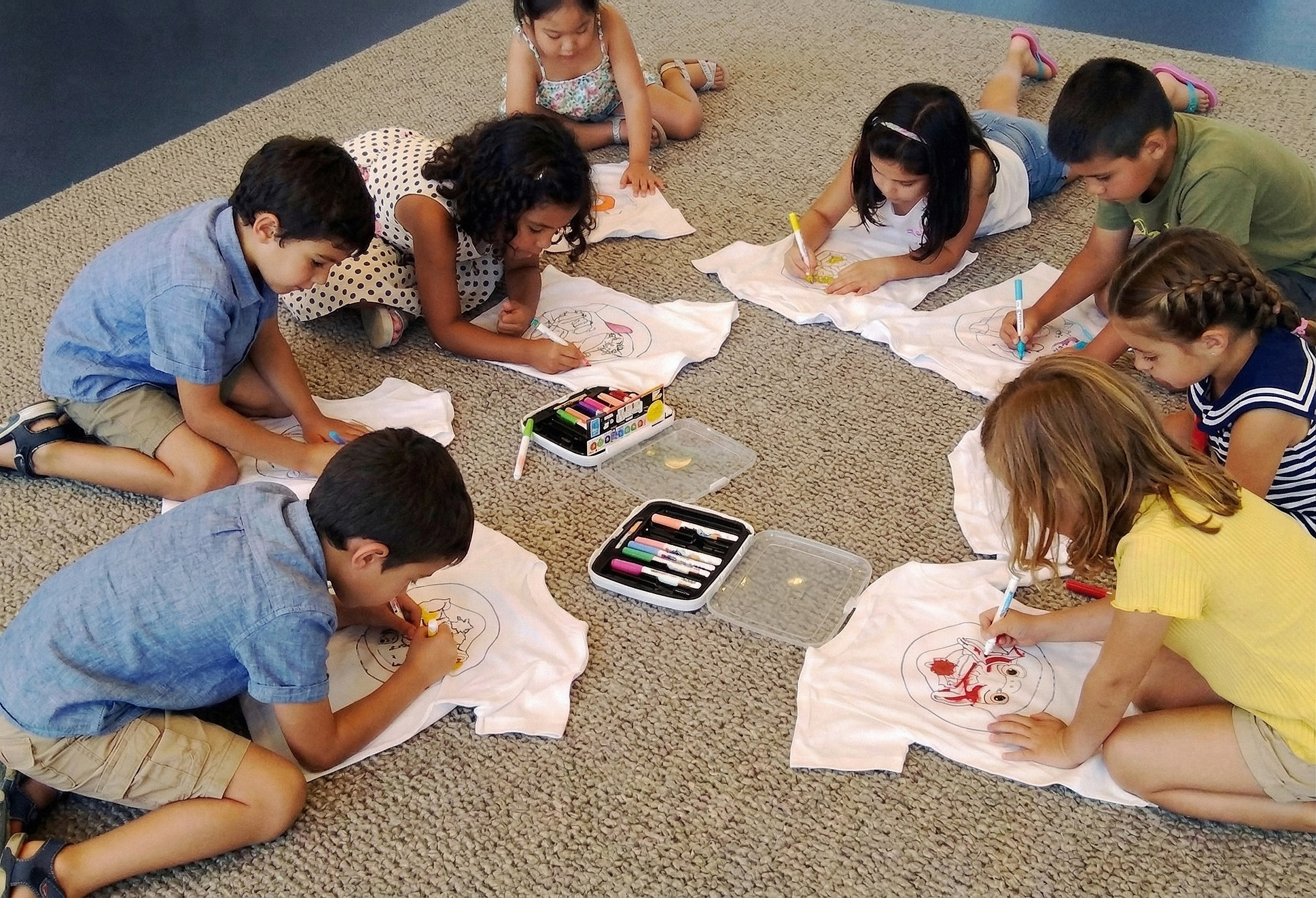 Crucero familiar con niños disfrutando actividades y entretenimiento a bordo