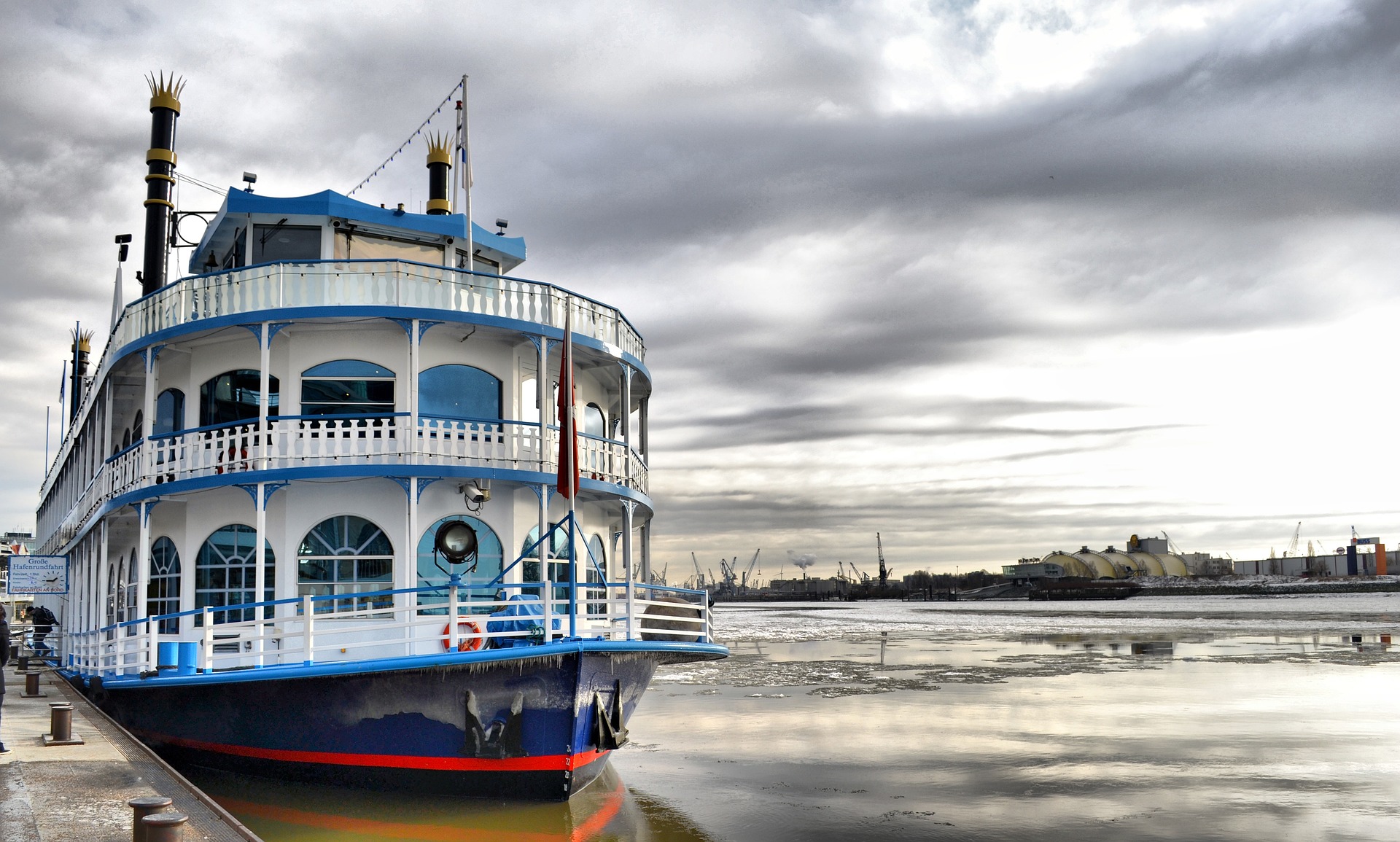 Crucero fluvial navegando por ríos europeos con paisajes tranquilos y ciudades históricas