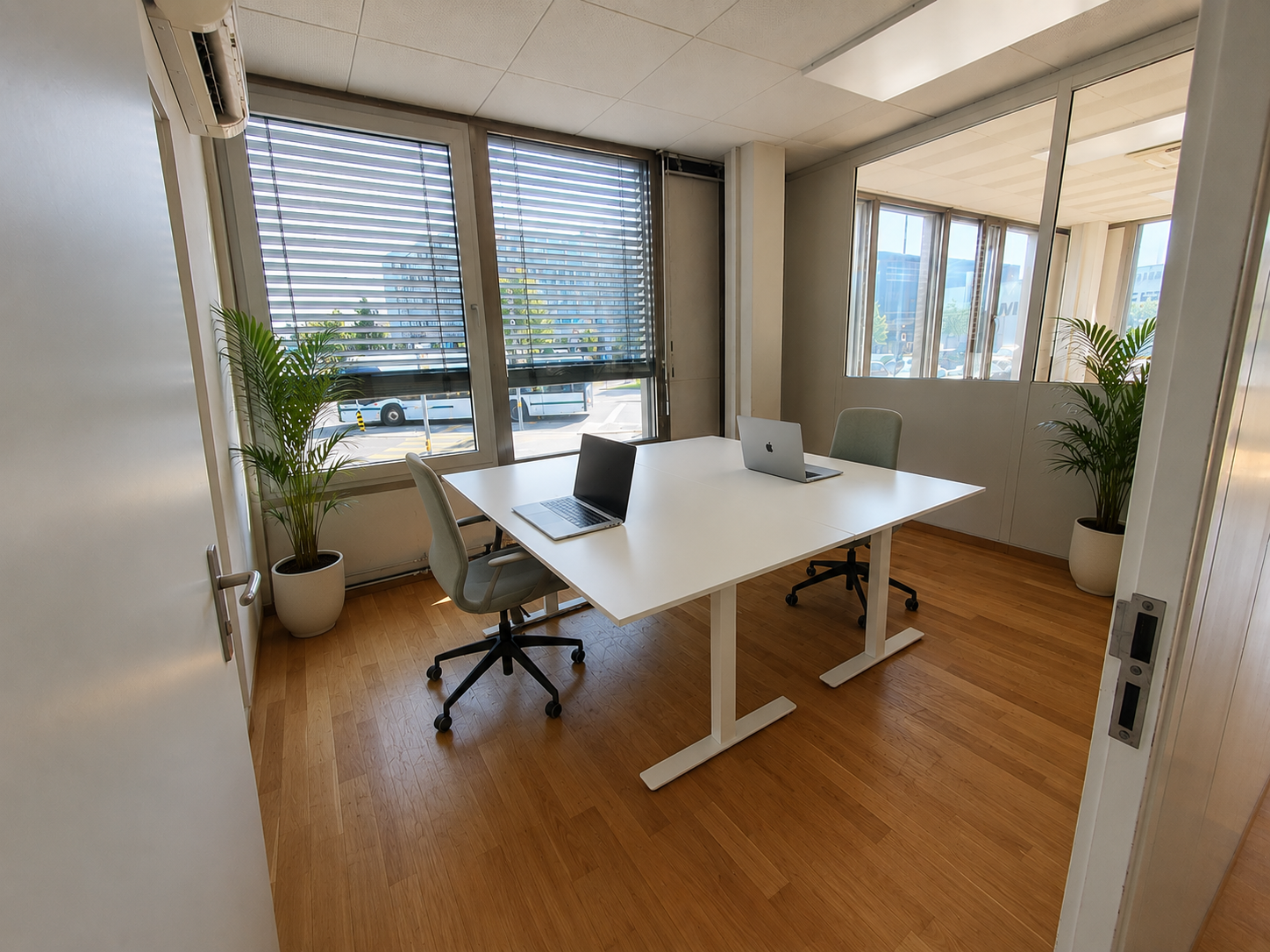 Abschliessbares Büro mit zwei höhenverstellbaren Arbeitsplätzen und Glastrennwand.