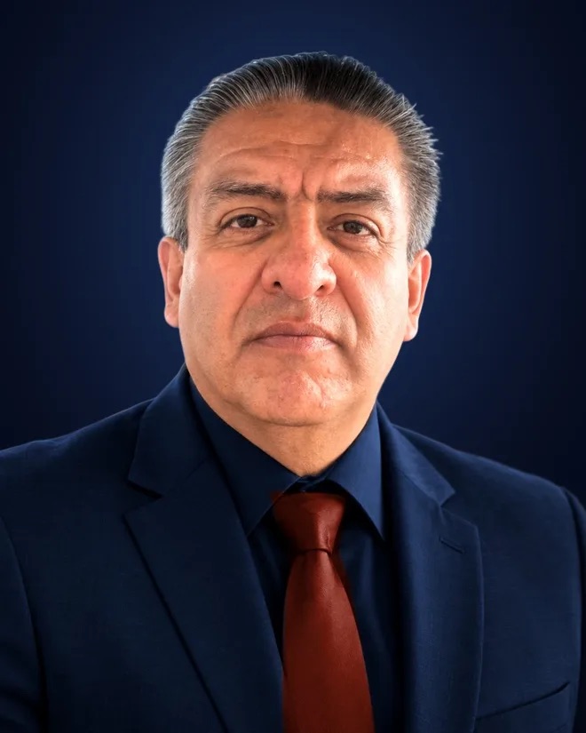Miguel Torres, con traje azul y corbata roja