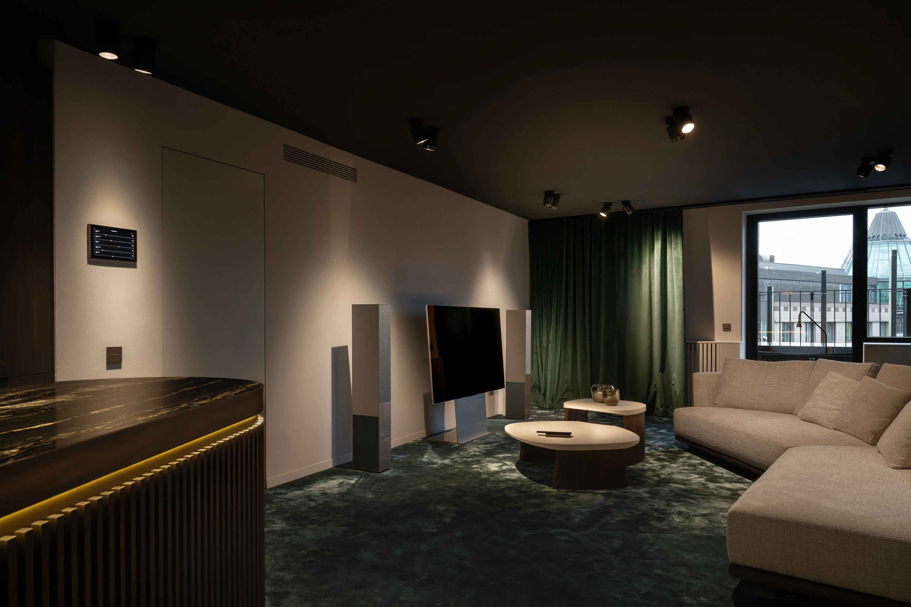 Installation audiovisuelle haut de gamme PACA — TV grand format, enceintes colonnes Aalto et tablette de pilotage murale Vestalia