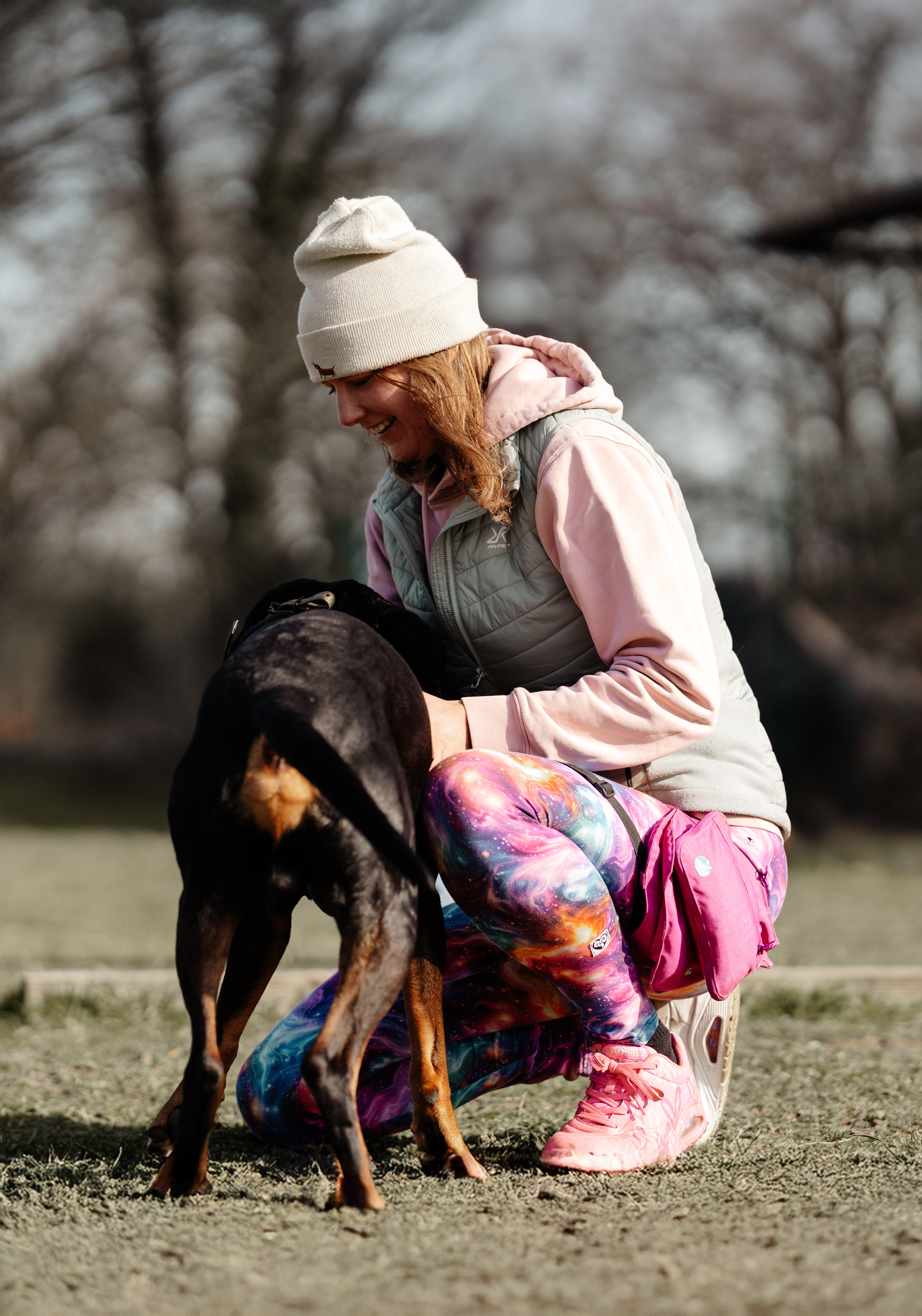 Steffi, Hundetrainerin und Verhaltensberaterin, mit einem Hund