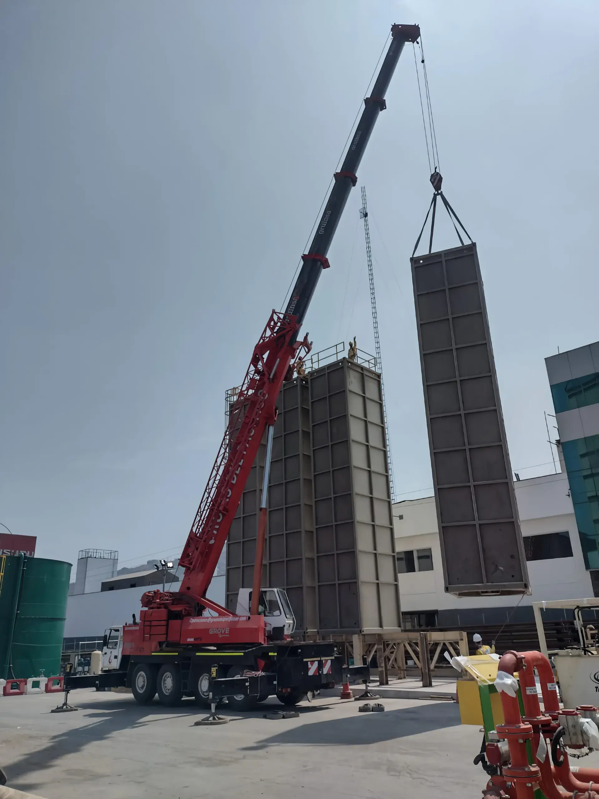 Tower crane assembly and dismantling