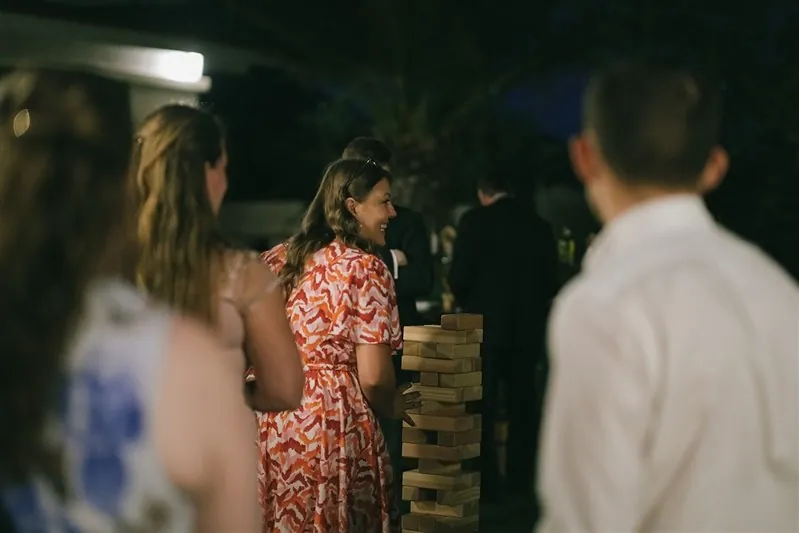 Καλεσμένος παίζει Giant Jenga σε βραδινή δεξίωση γάμου