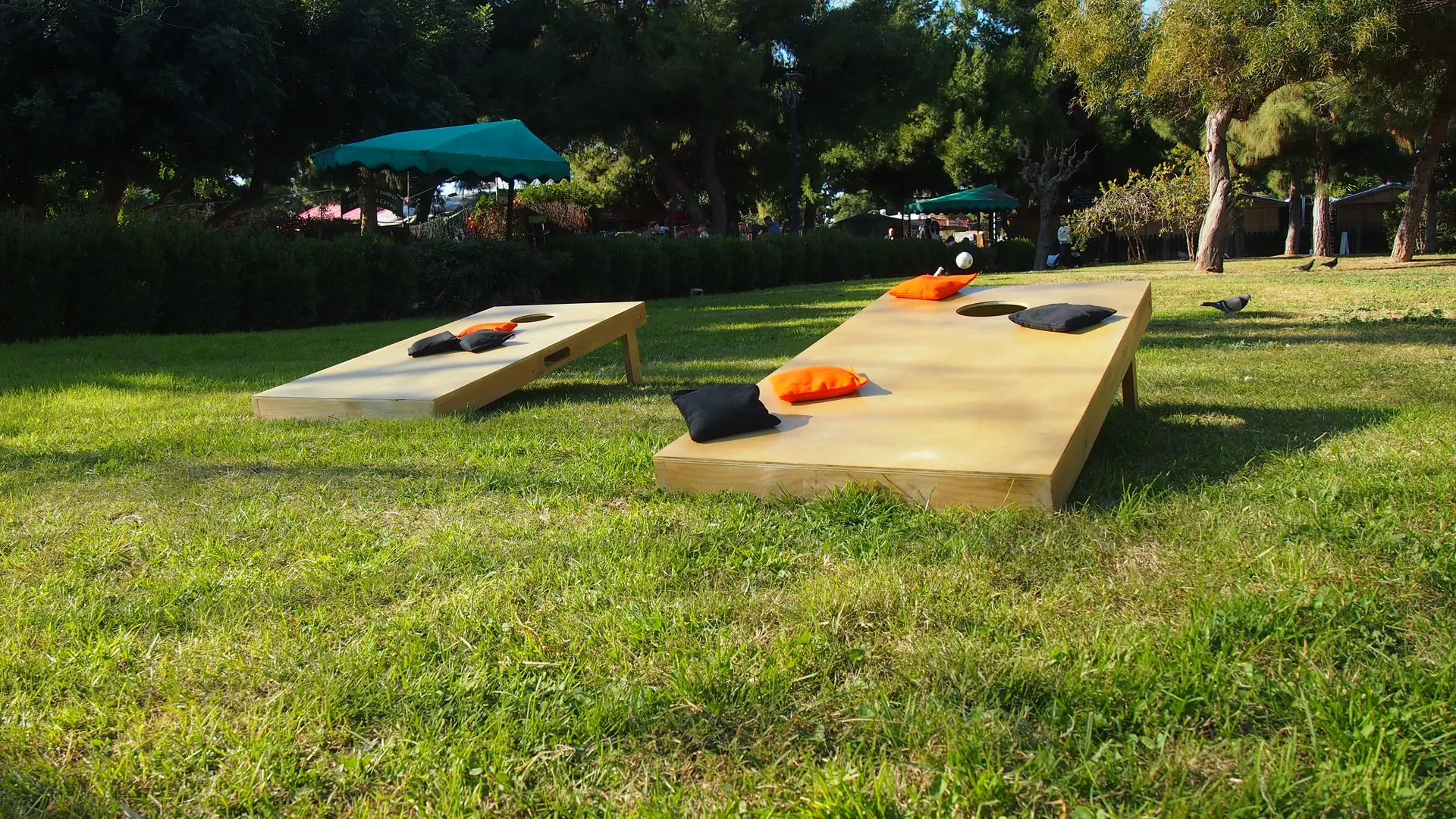 Cornhole στημένο σε γκαζόν κήπου