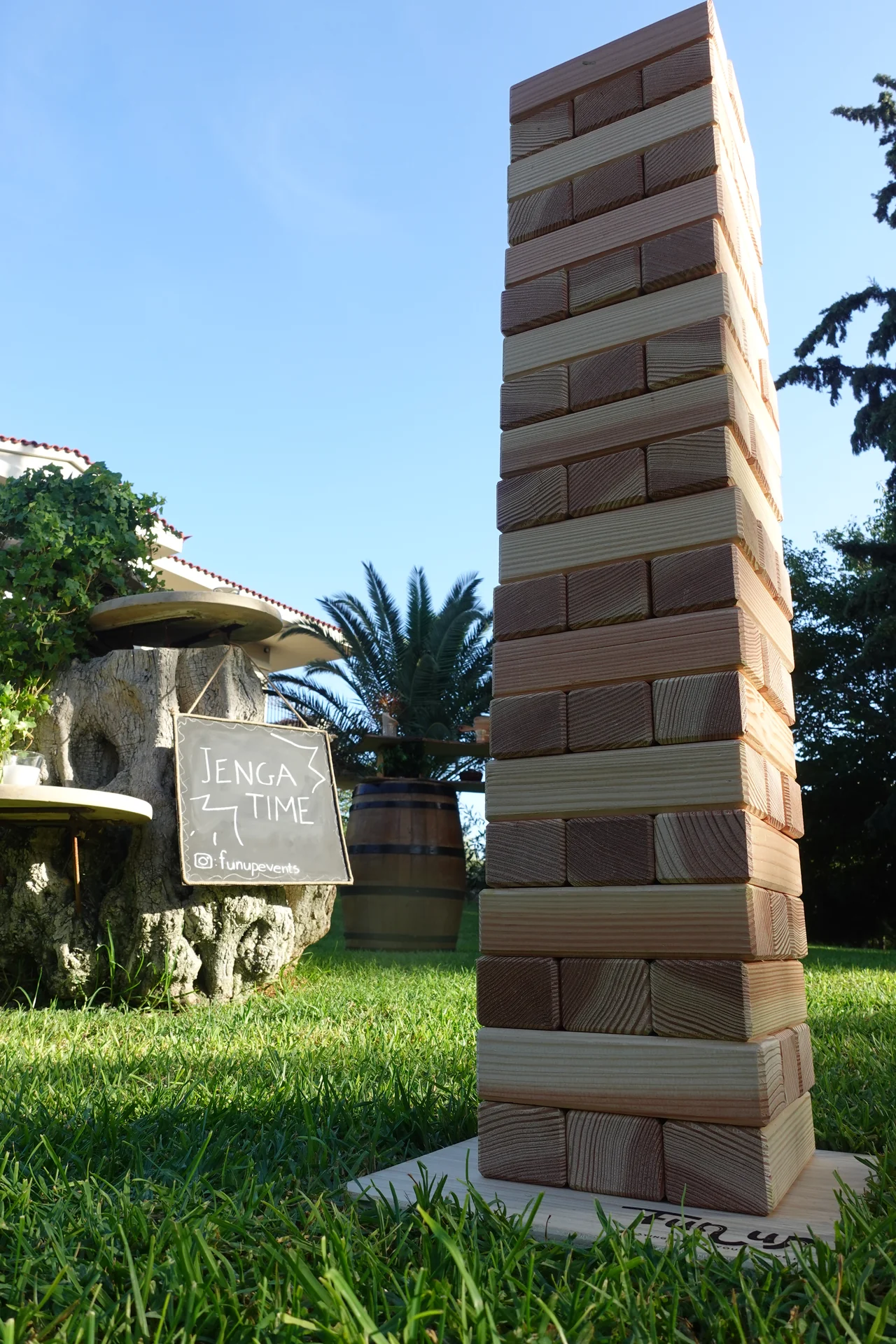 Πύργος Giant Jenga στο γκαζόν