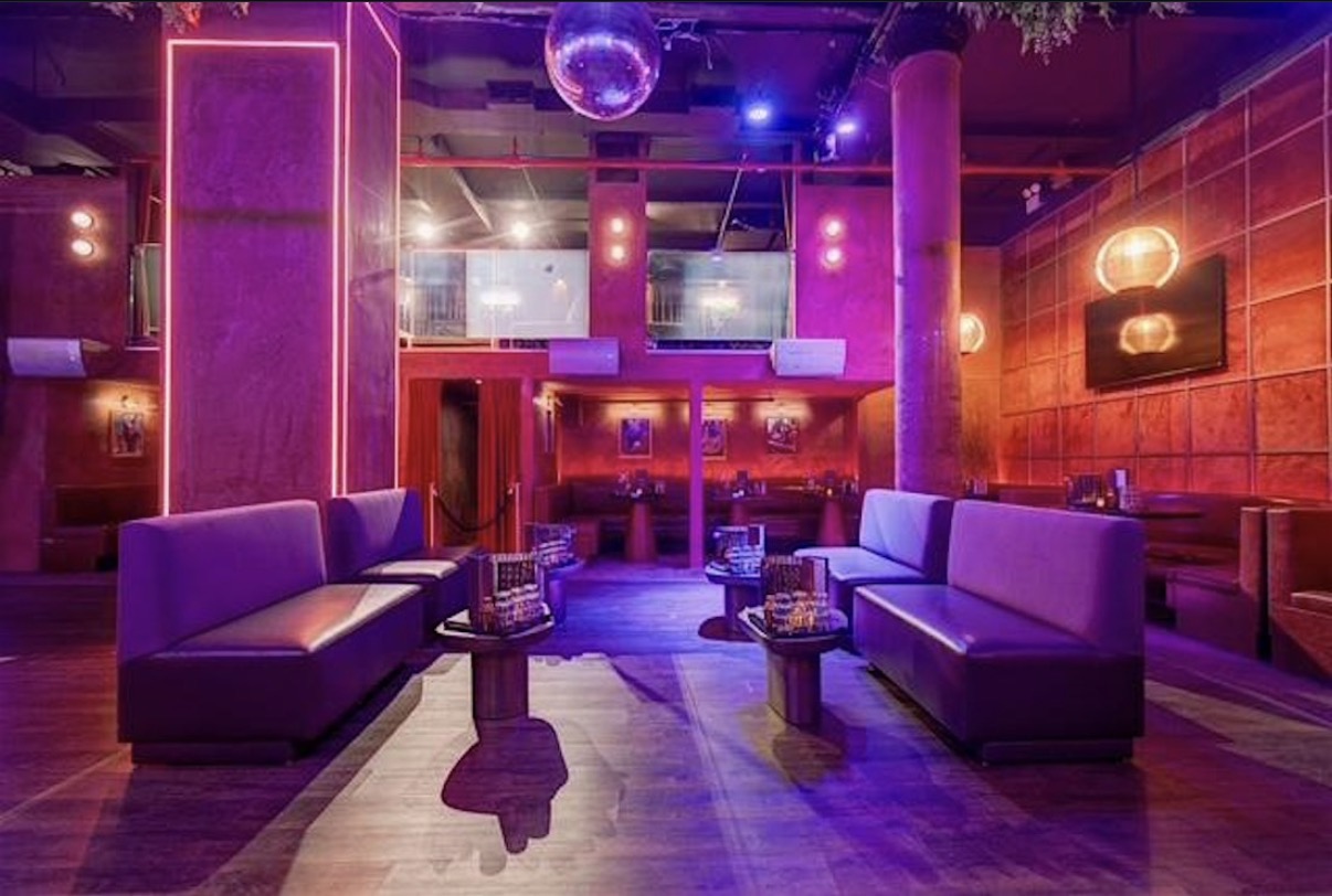 Aura brunch seating
