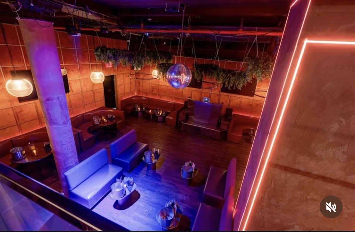 Aura brunch seating