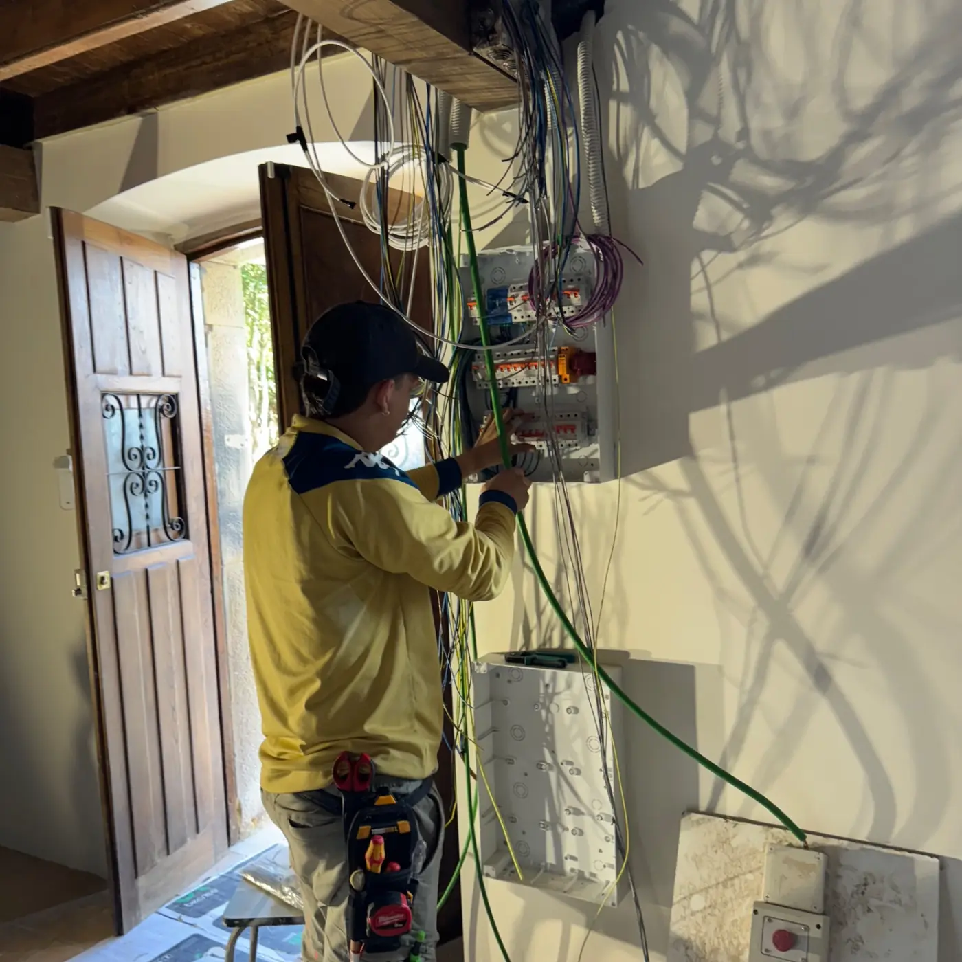 Electricista de Aurea Instalaciones en una intervención