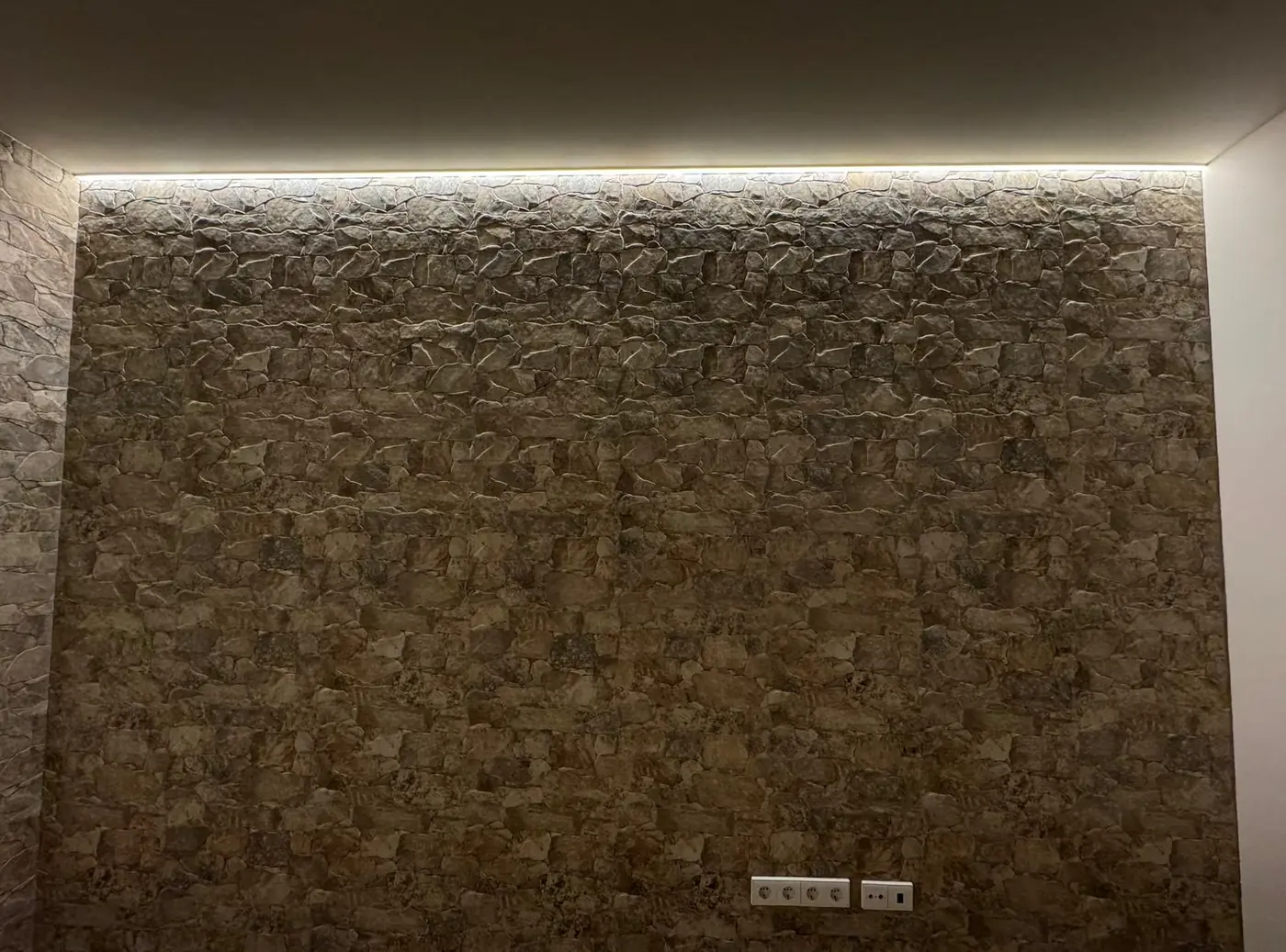 Iluminación indirecta sobre muro texturizado