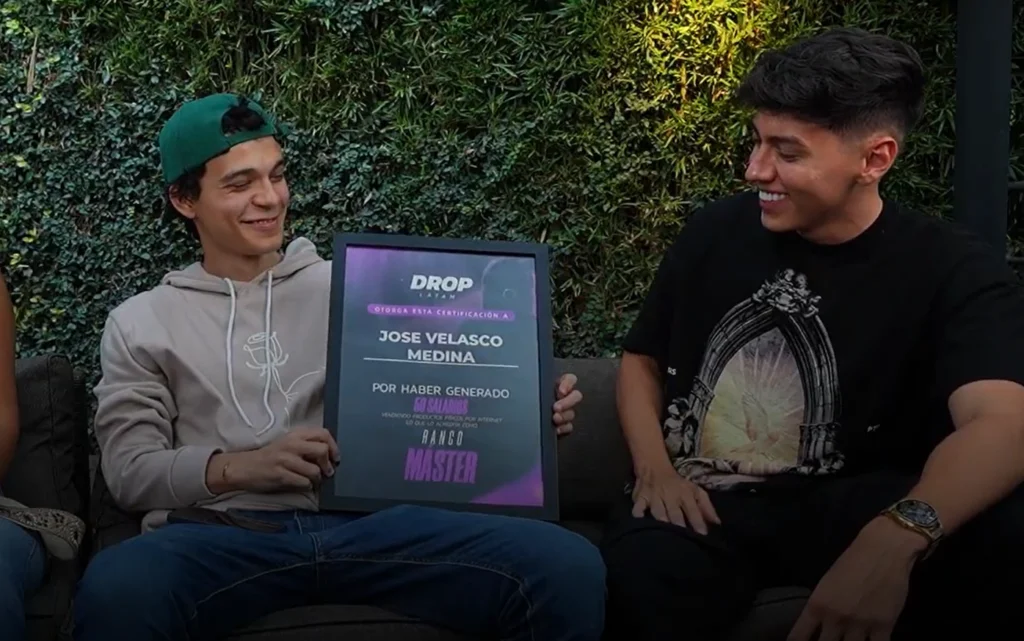 Jose recibiendo placa