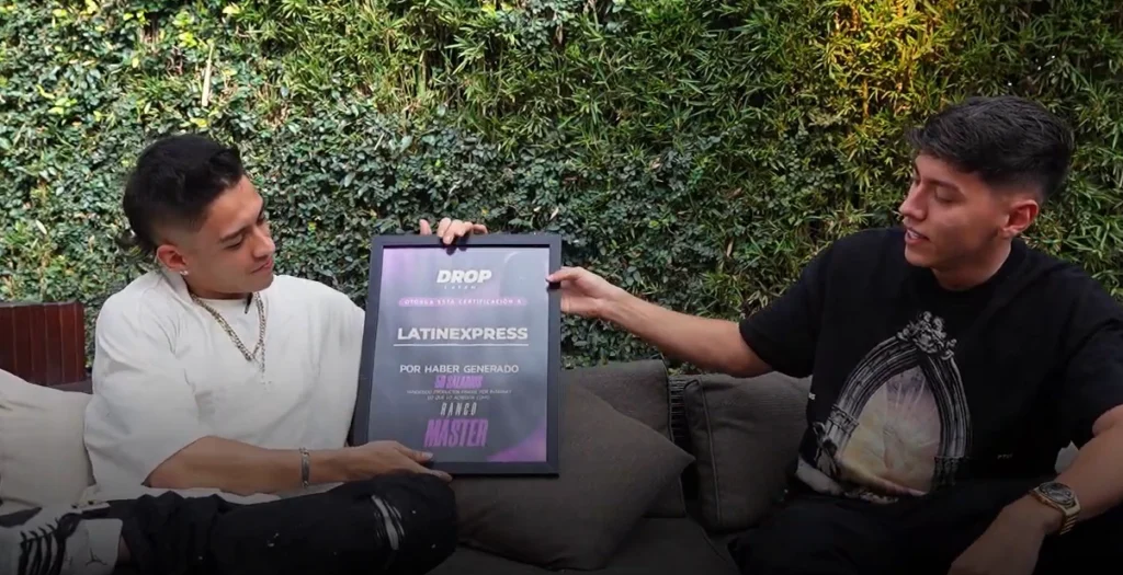 Jose recibiendo placa