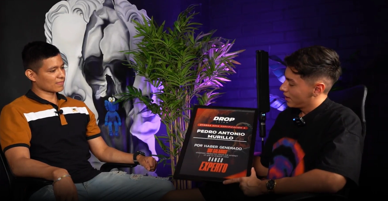 Pedro recibiendo placa