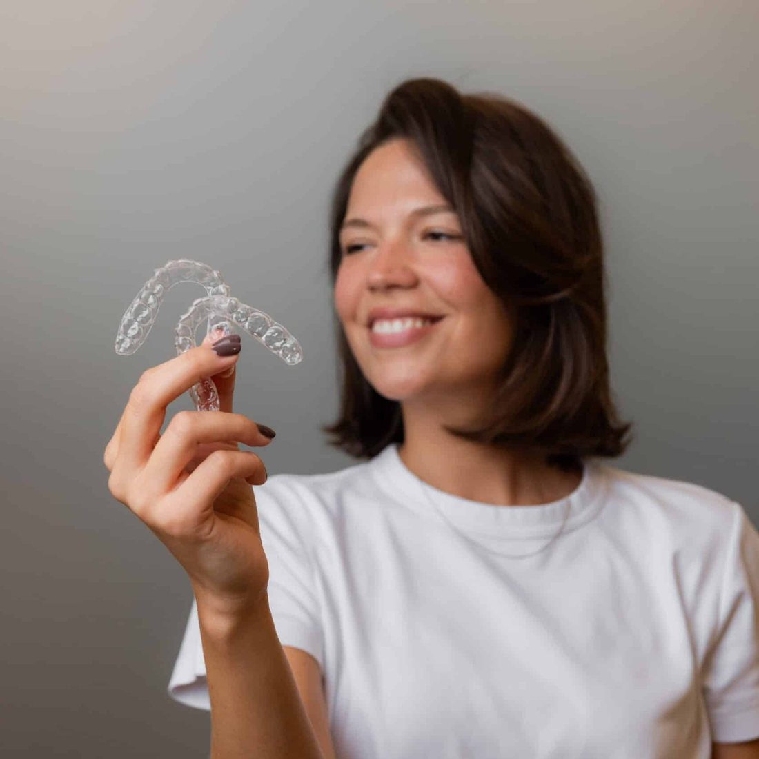 Prozirni Invisalign aligner u ruci