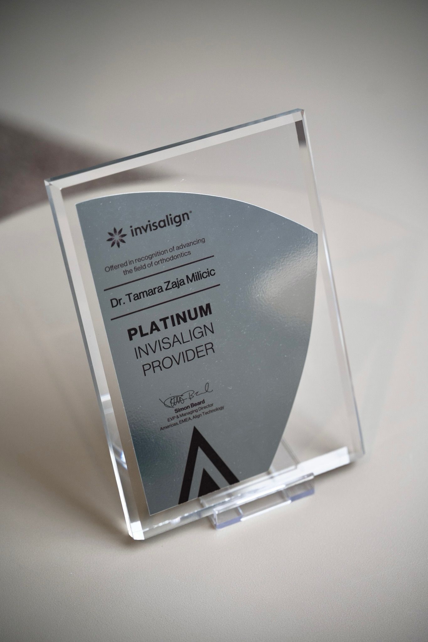 Plaketa Invisalign Platinum Provider dodijeljena dr. Tamari Žaji