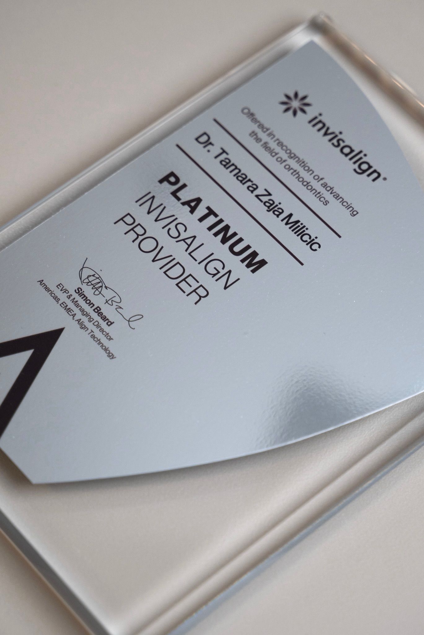 Plaketa Invisalign Platinum Provider dodijeljena dr. Tamari Žaji