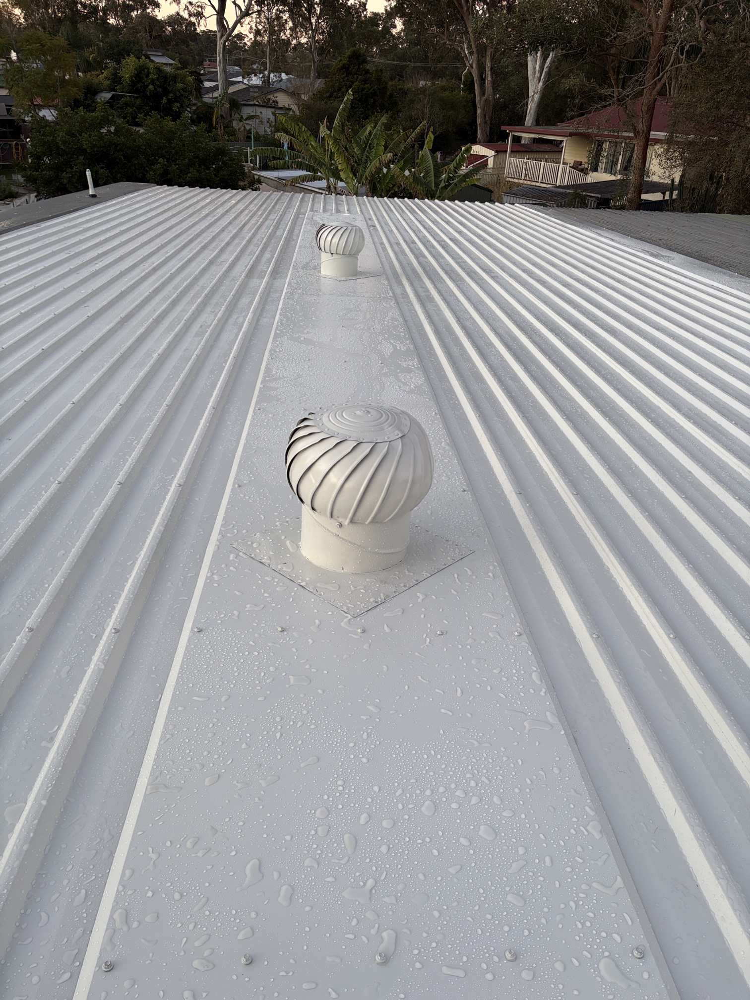 Flat roof with backtray for whirly birds Flat roof with backtray for whirly birds