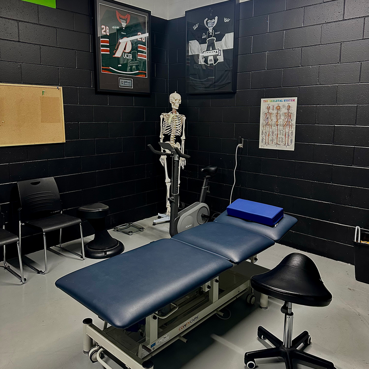 Un physiothérapeute de la clinique de physiothérapie effectuant un traitement manuel de l'épaule.