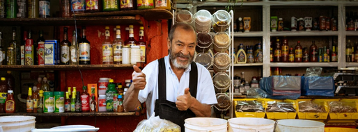 Dueño de tienda en su comercio