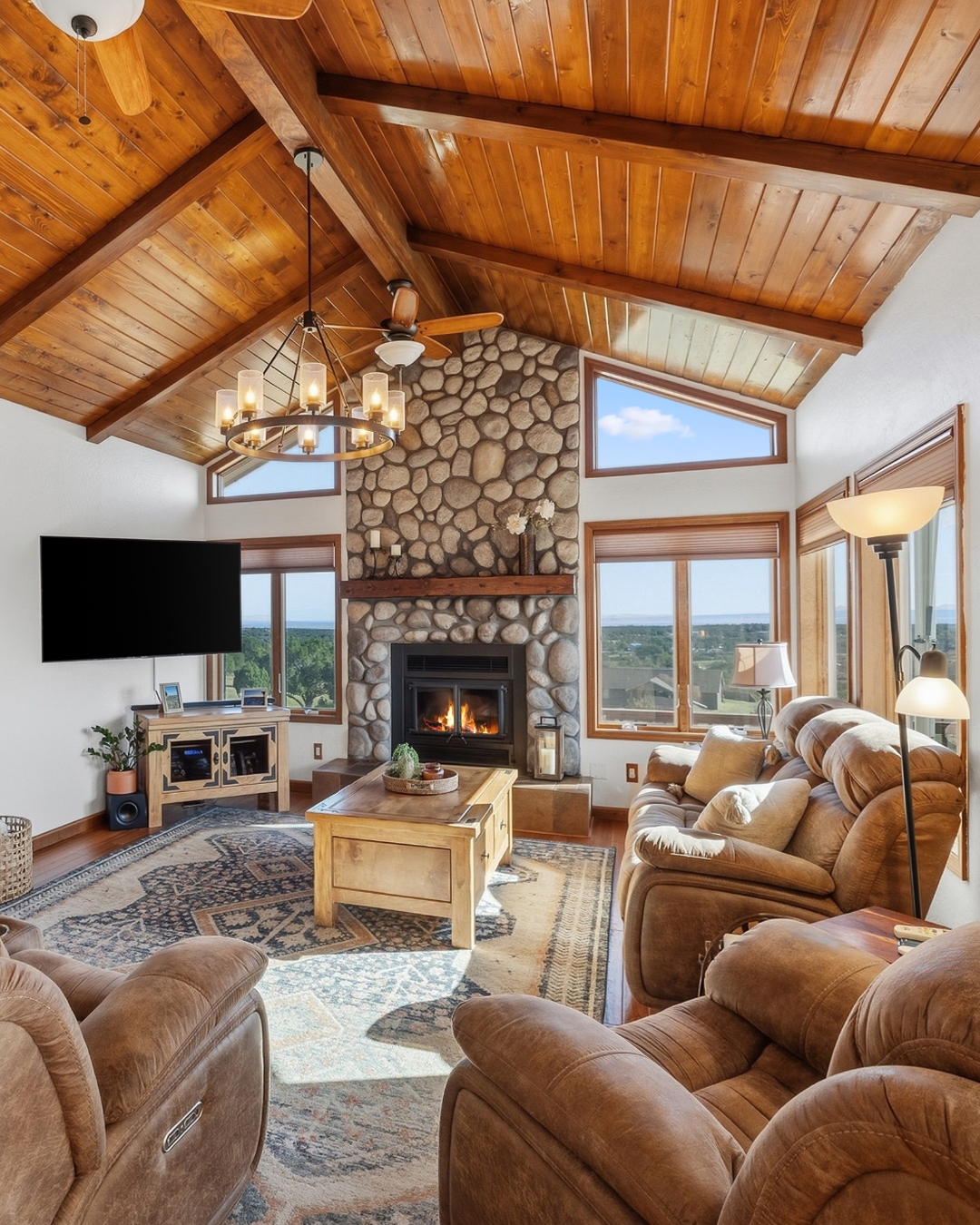 Would you book a stay based on the photos? 👀🏡 For Airbnb guests, the experience starts long before check-in—it starts with what they see online. We captured this space to highlight the details, atmosphere, and features that make guests want to picture themselves staying here. ✨ Own an Airbnb or vacation rental? Let Desert View Creative make your space look worth the stay. 📸