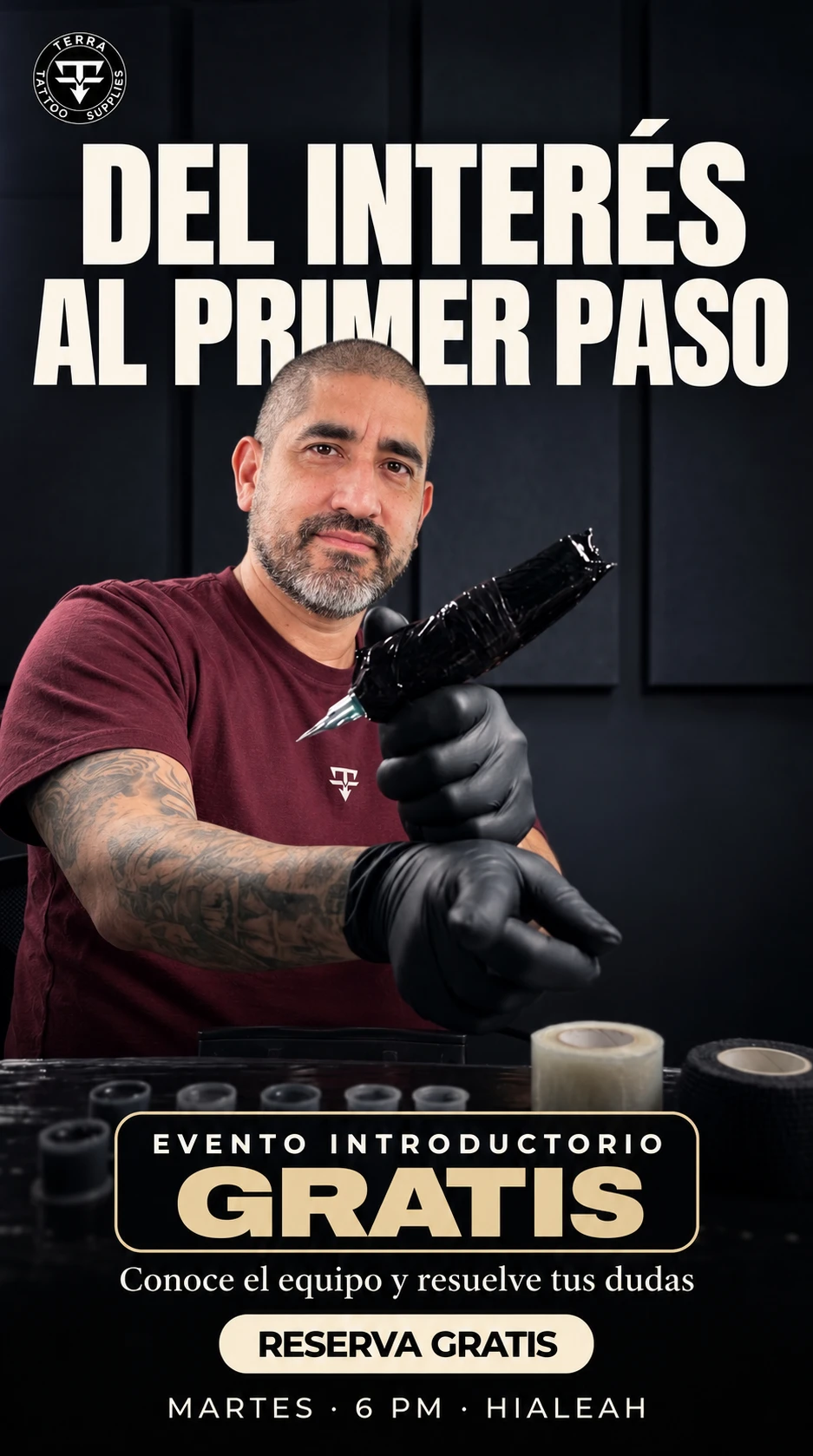 Jorder sostiene una máquina de tatuaje con guantes negros, evento gratis en Hialeah