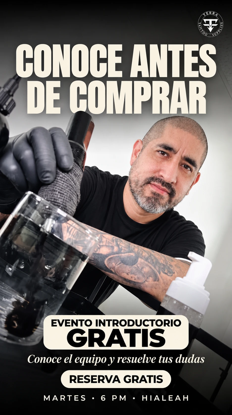Jorder con una máquina de tatuaje en el evento introductorio gratis