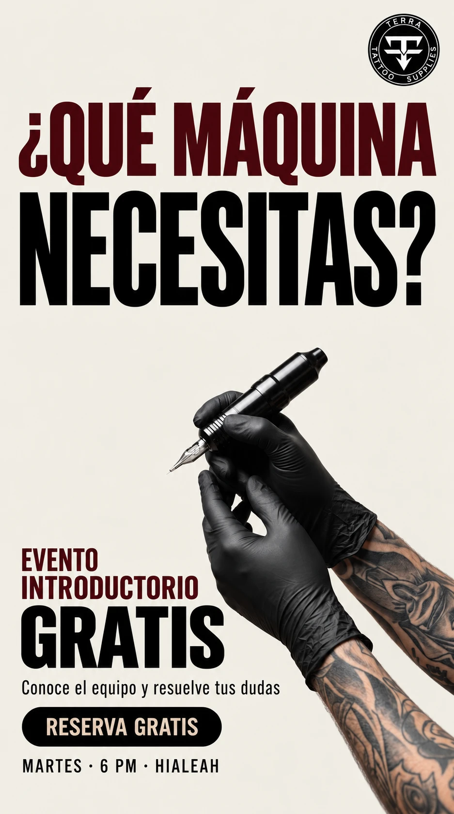 Mano con guante negro sosteniendo una máquina de tatuaje tipo pen