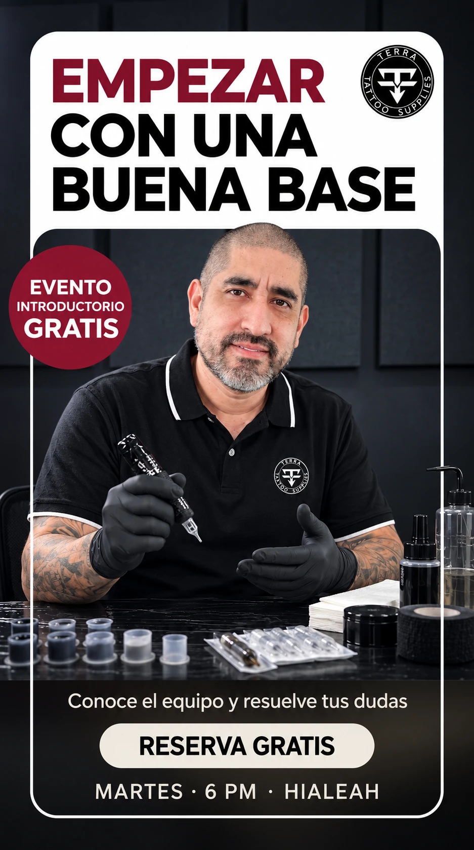 Jorder con equipo de tatuaje sobre la mesa en el evento introductorio gratis