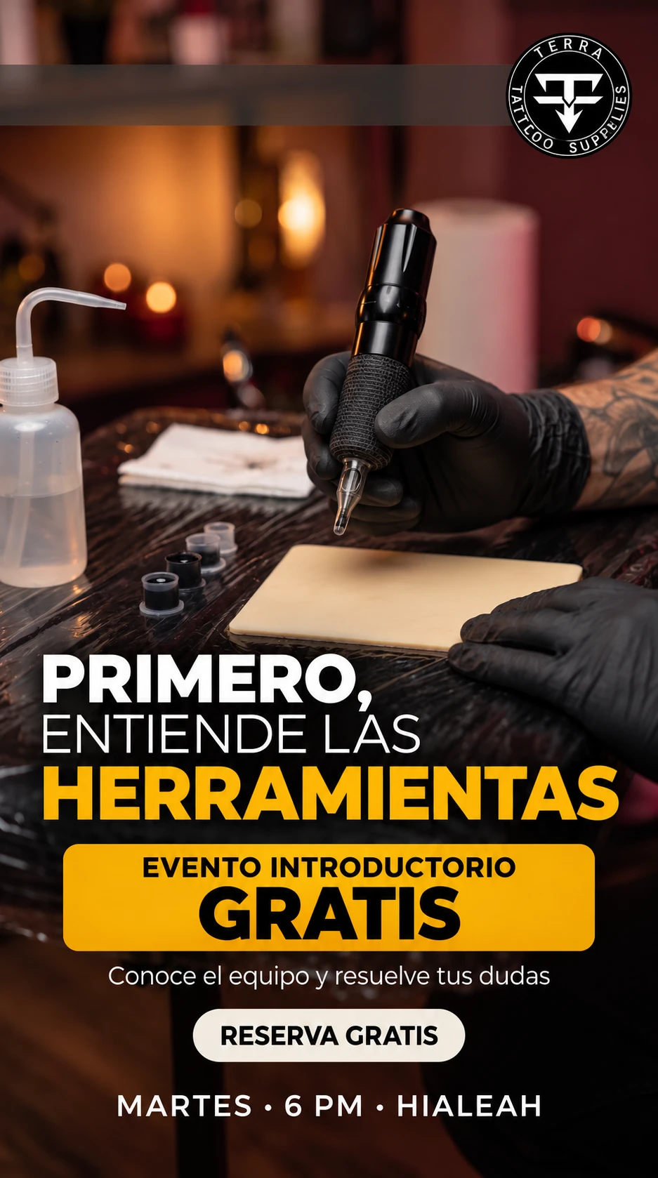 Máquina de tatuaje y piel sintética sobre una mesa de trabajo