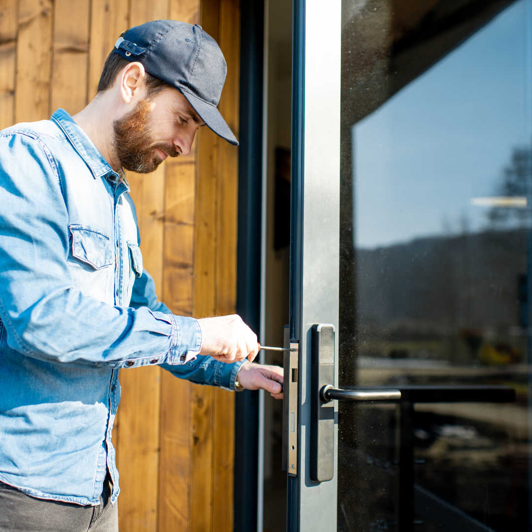 SOS Maison locksmith at work