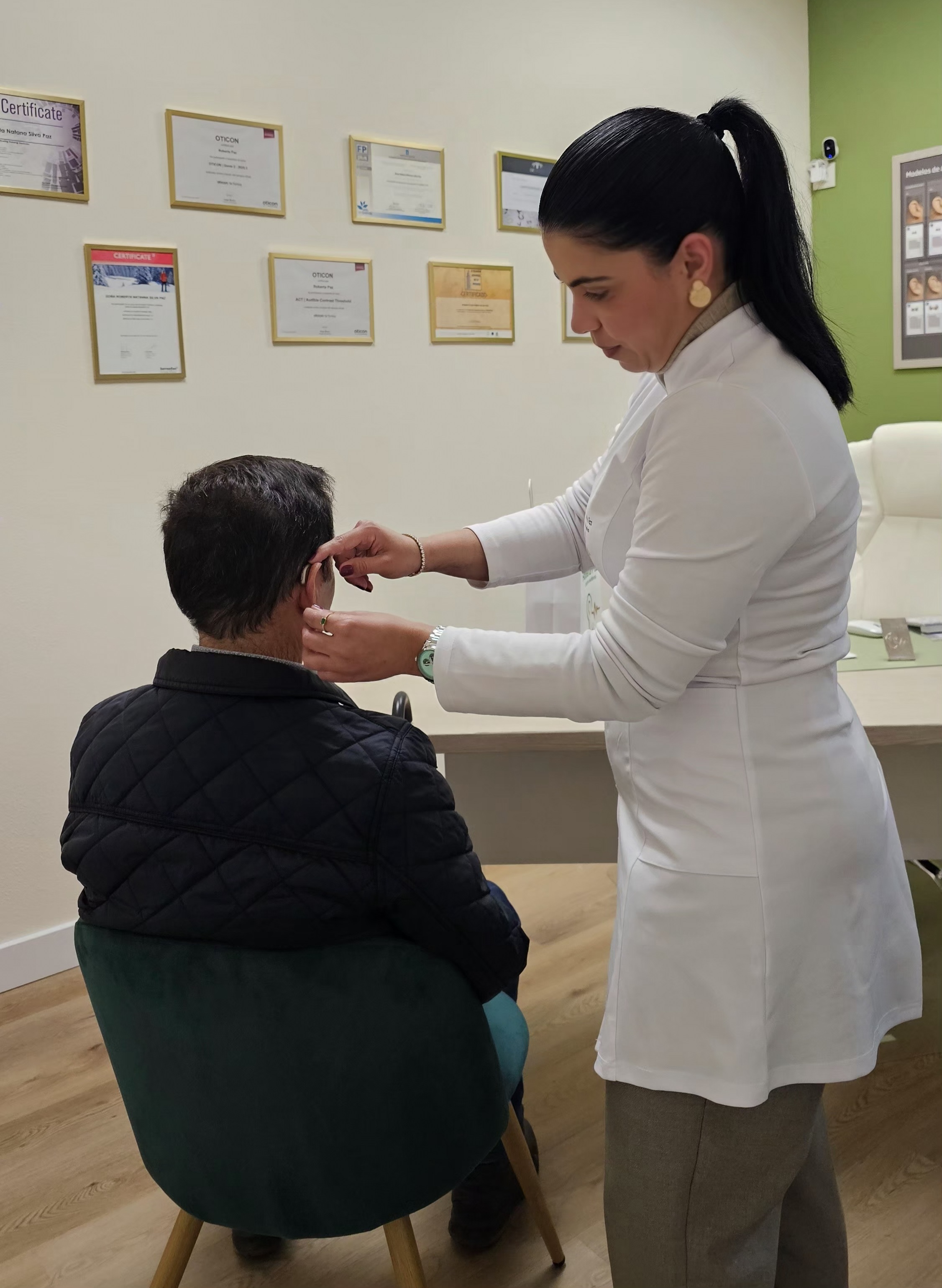 Roberta Paz en su centro auditivo
