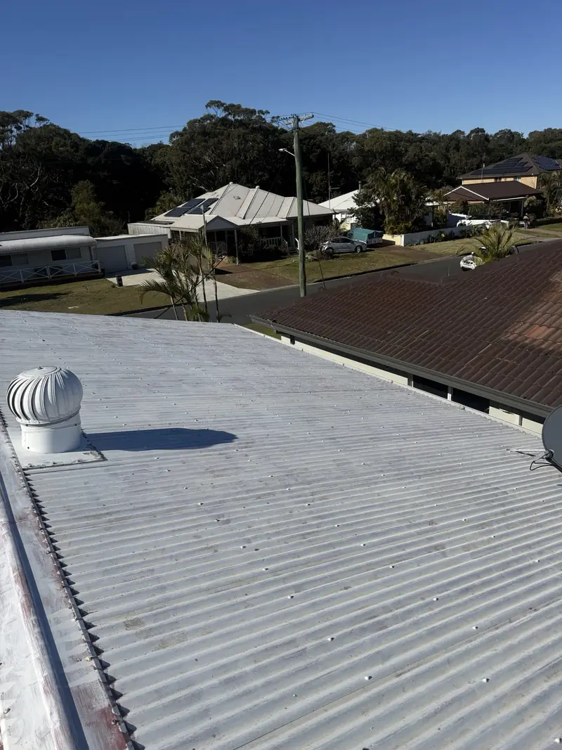 Corrugated metal roof after low-pressure cleaning