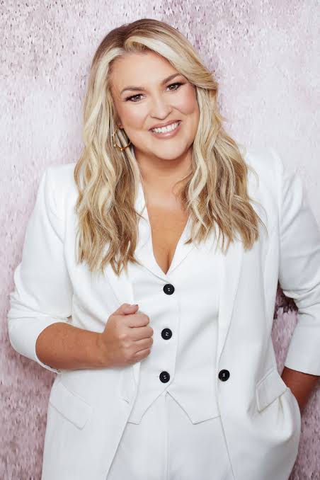 Sara Davies headshot