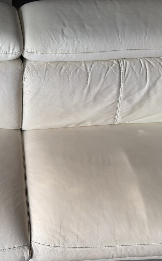 Nettoyage canapé Toulouse : canapé en cuir blanc après nettoyage