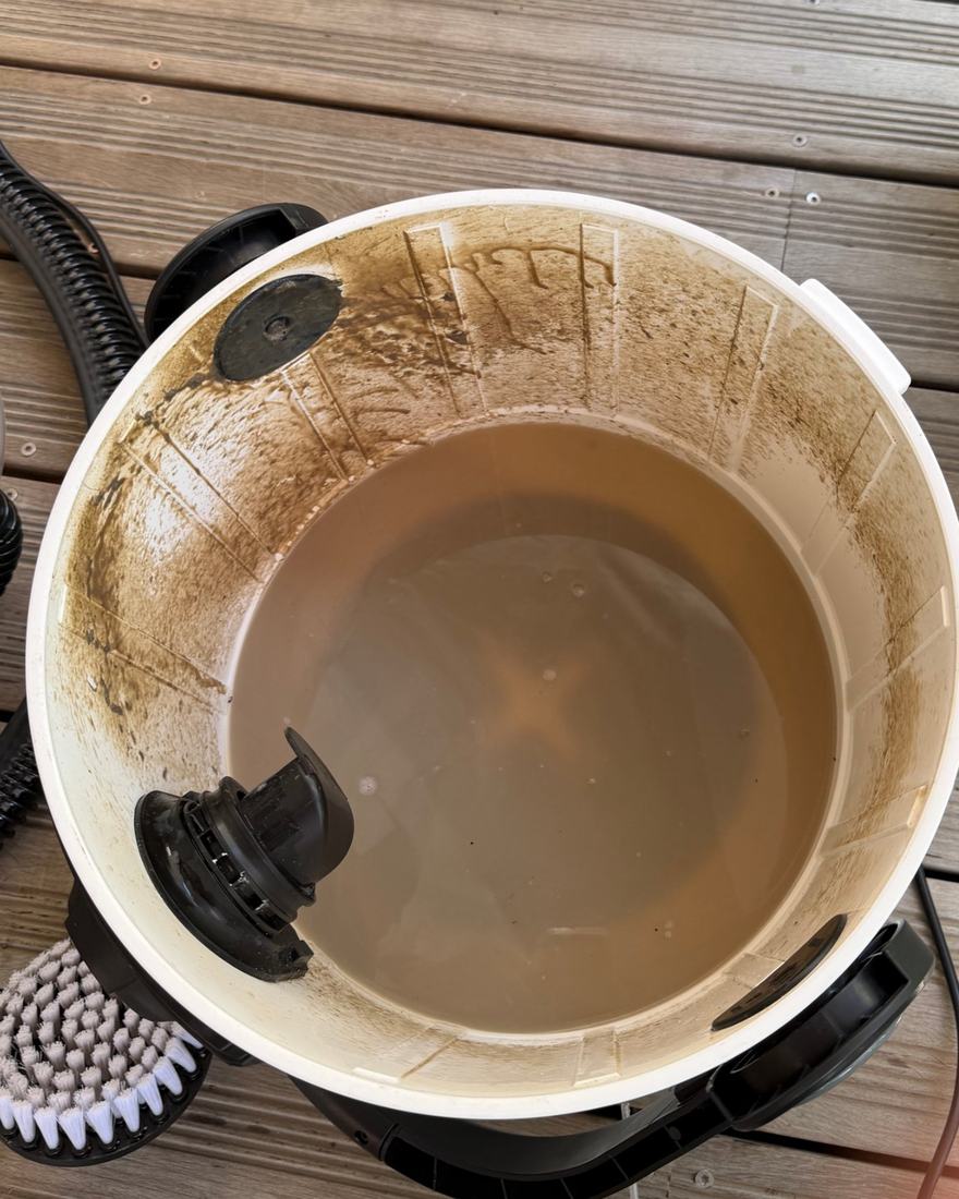 Nettoyage canapé en profondeur à Toulouse : eau sale extraite dans la cuve de la machine