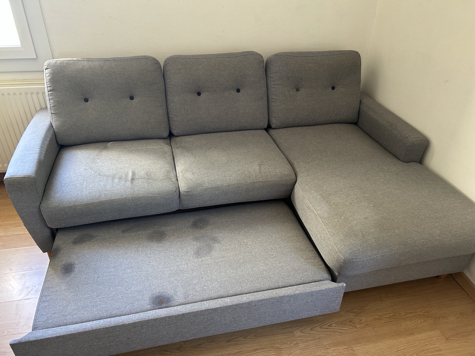 Pipi sur le canapé : canapé convertible gris en tissu, avant nettoyage