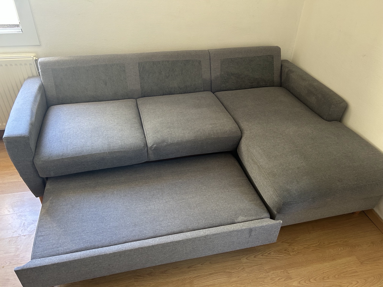 Pipi sur le canapé : canapé convertible gris en tissu, après nettoyage