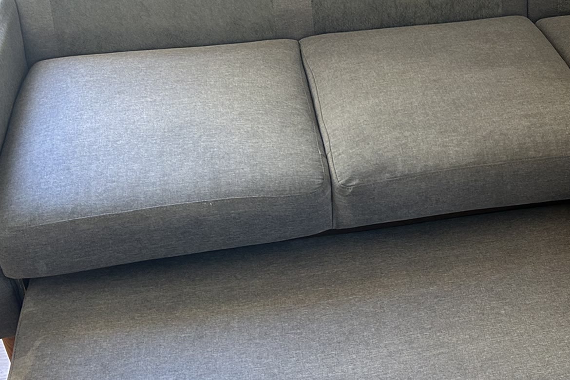 Pipi sur le canapé : auréole d’urine sur les assises d’un canapé gris, après nettoyage