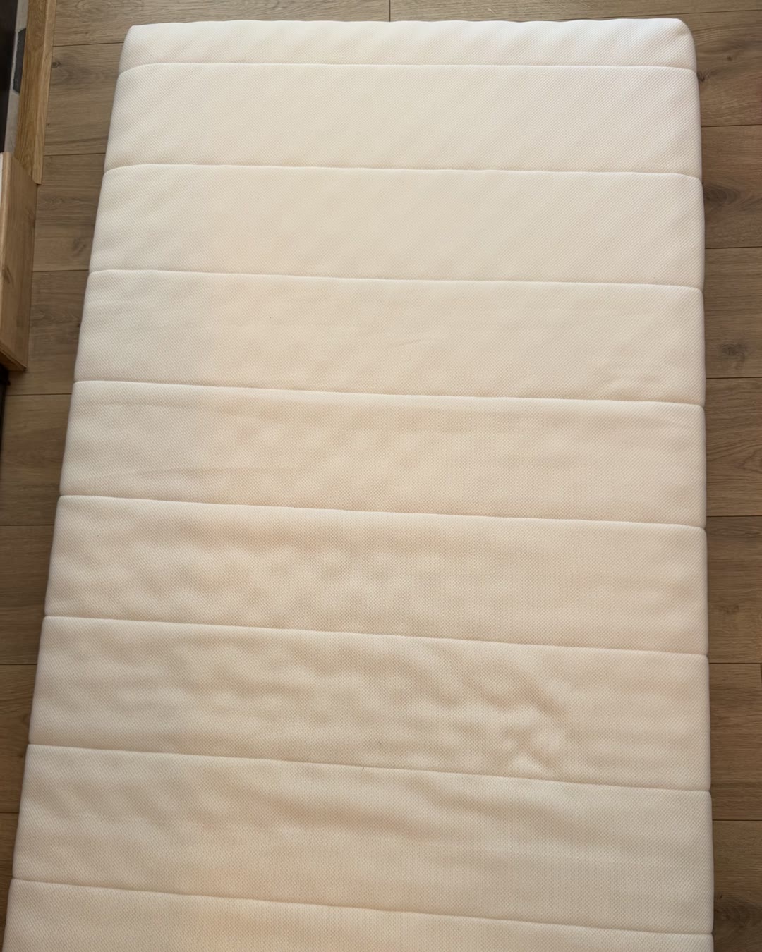 Nettoyage matelas Toulouse : tache ancienne sur un matelas en mousse, après nettoyage
