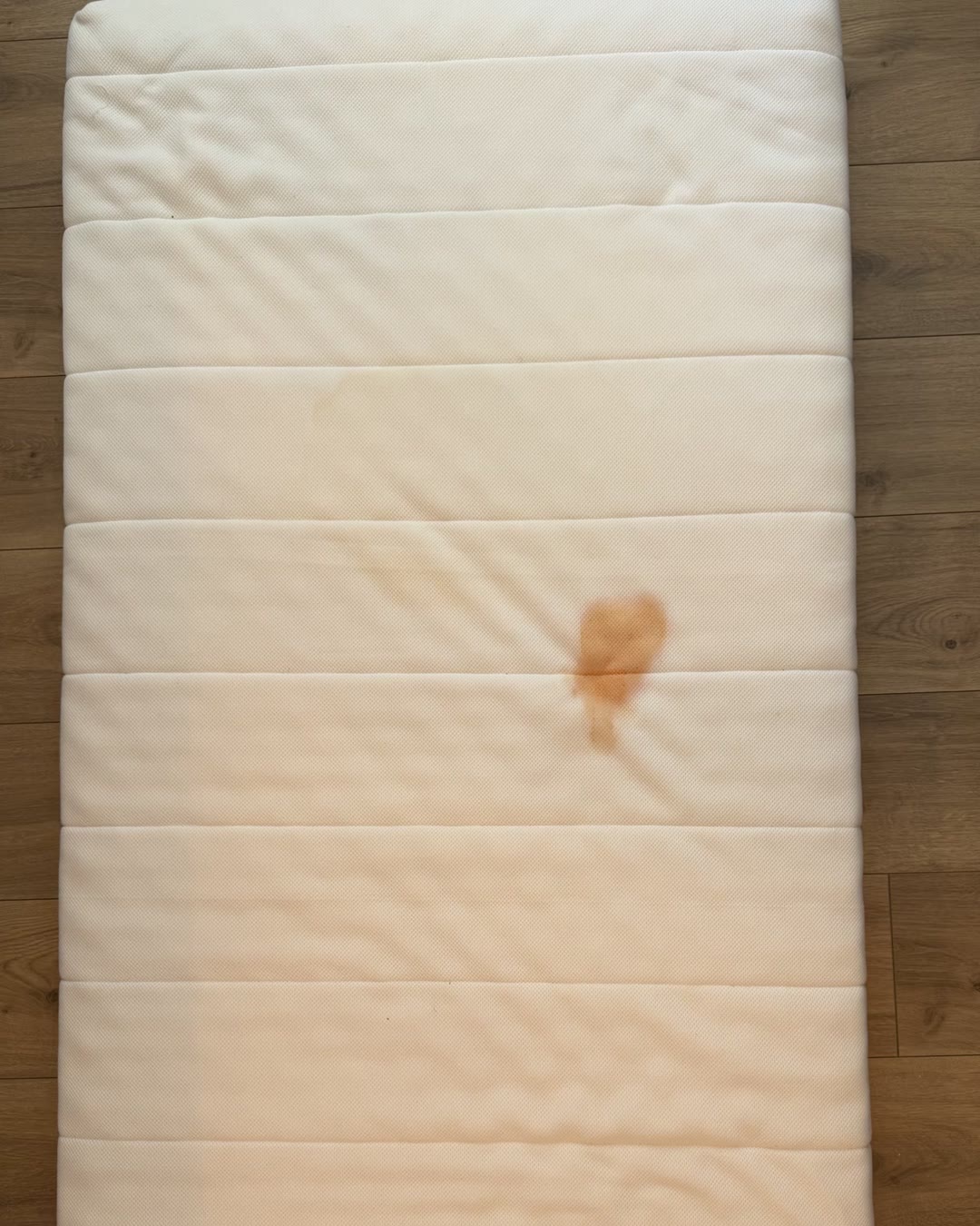 Nettoyage matelas Toulouse : tache ancienne sur un matelas en mousse, avant nettoyage