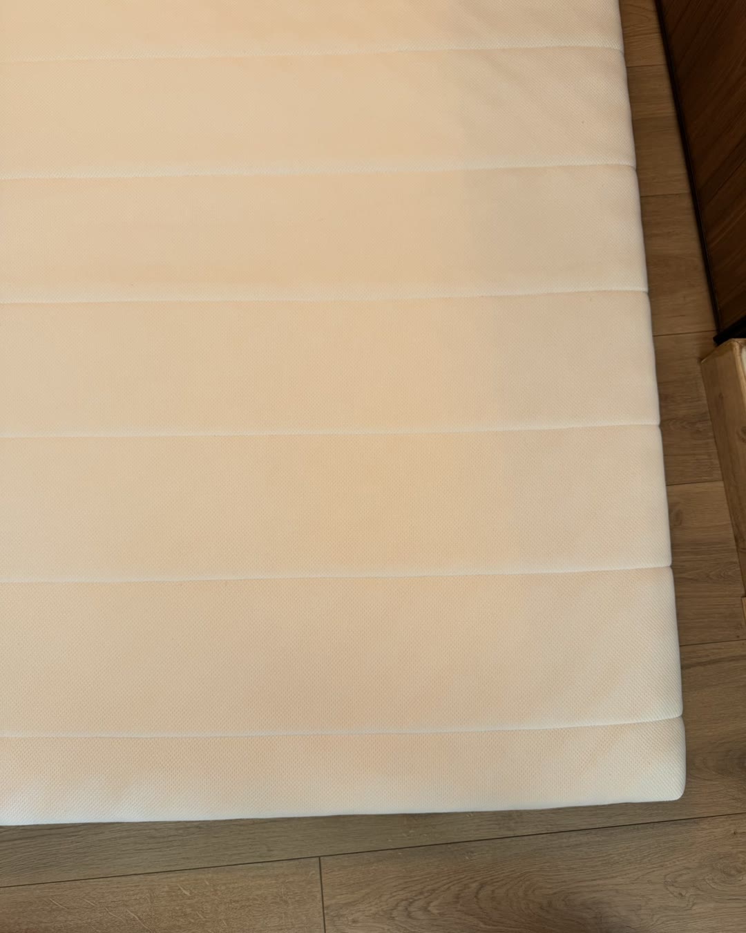 Nettoyage matelas Toulouse : auréole de pipi d’enfant sur un matelas en mousse, après nettoyage
