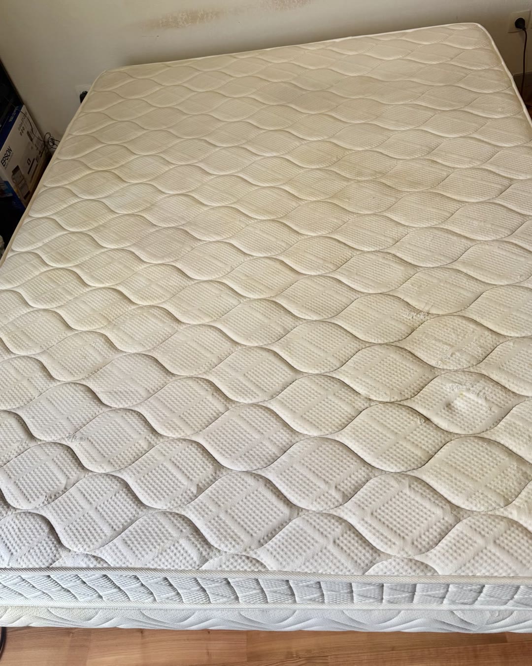 Taches jaunes sur un matelas : matelas 2 places matelassé, après nettoyage
