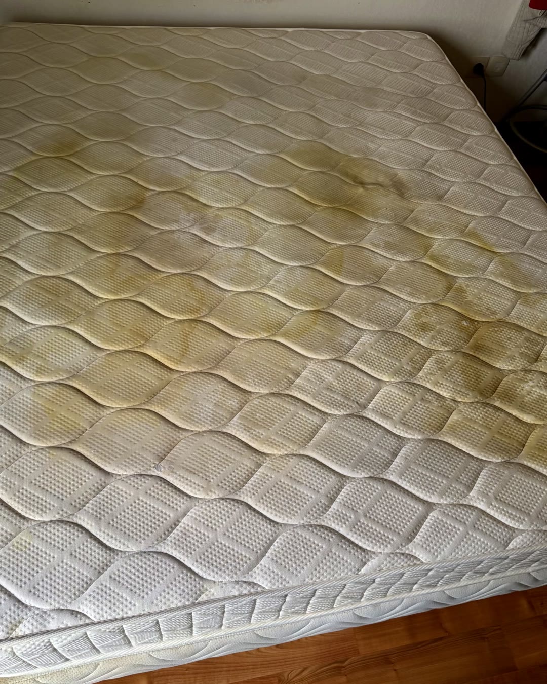 Taches jaunes sur un matelas : matelas 2 places matelassé, avant nettoyage