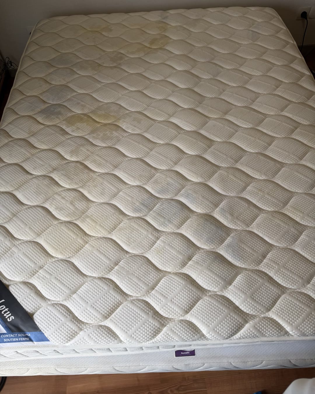 Taches jaunes sur un matelas : face 2 d’un matelas 2 places, avant nettoyage